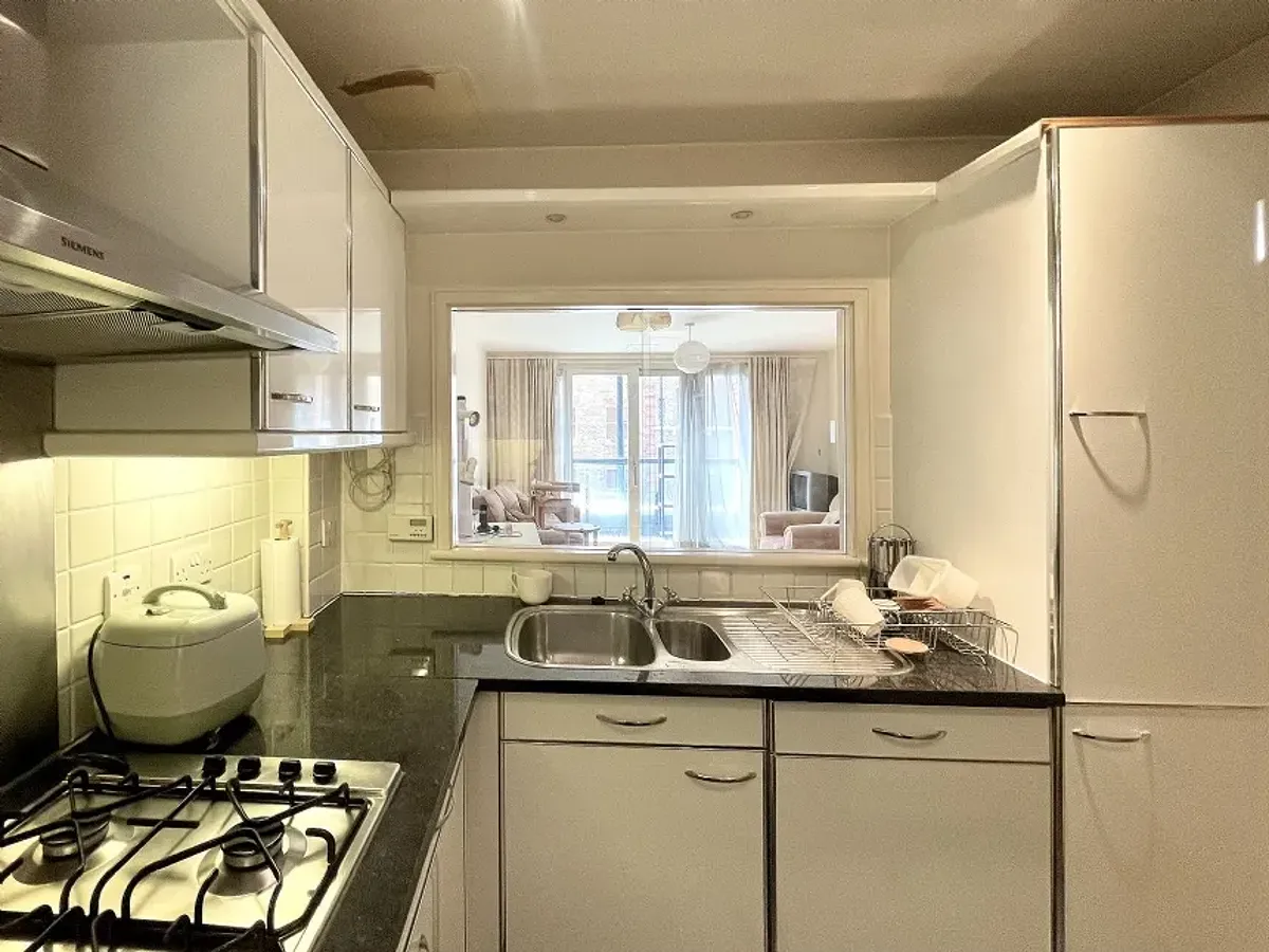 Studio flat in W1T Photo-4