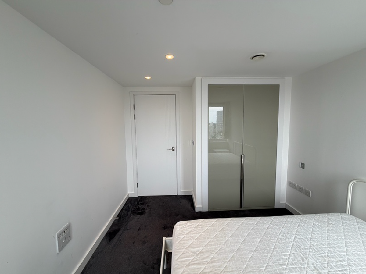 2 bed flat in EC1V Photo-2