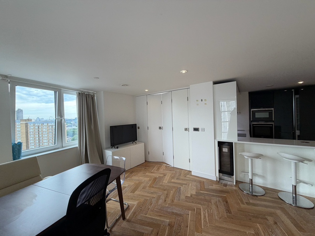 2 bed flat in EC1V Photo-3