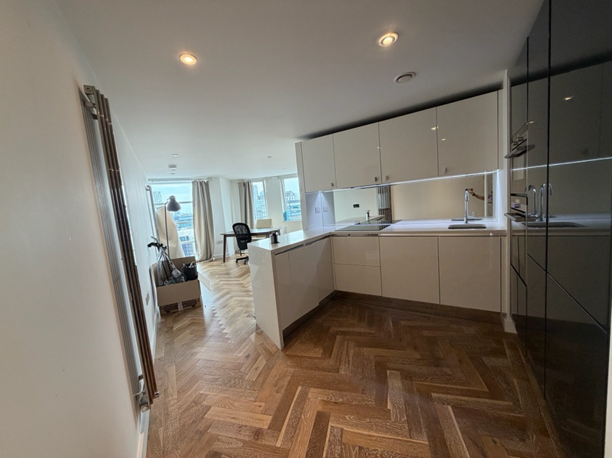 2 bed flat in EC1V Photo-5