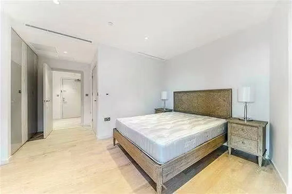 2 bed flat in N1C Photo-2