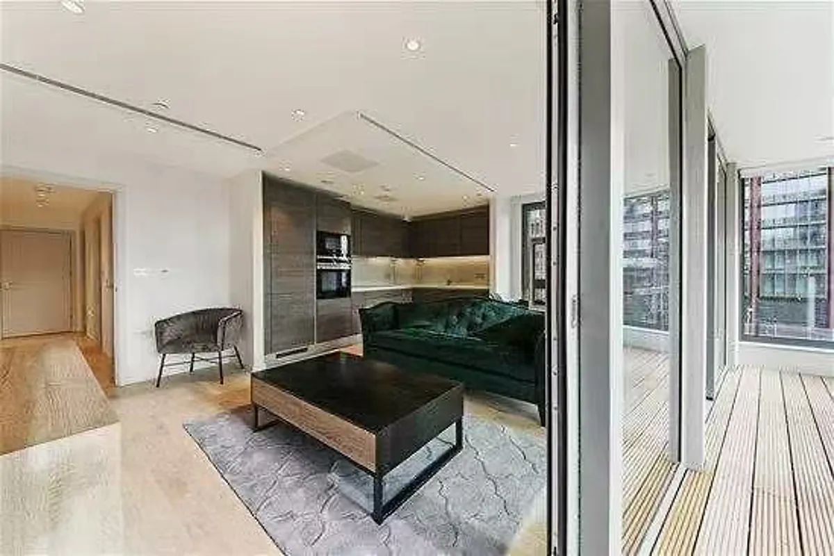 2 bed flat in N1C Photo-3
