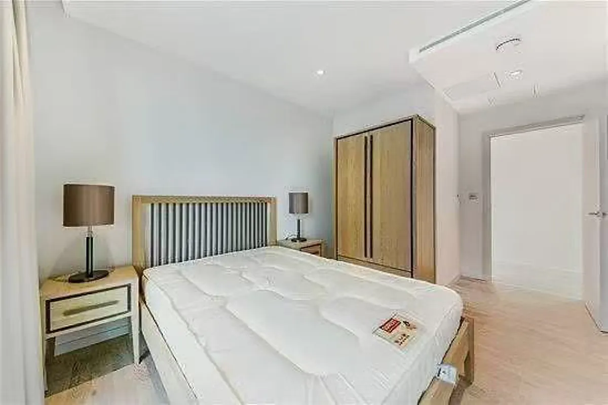 2 bed flat in N1C Photo-4