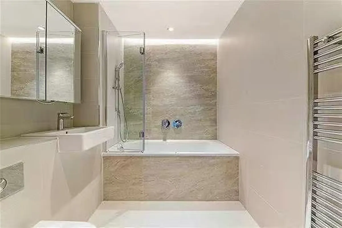 2 bed flat in N1C Photo-6