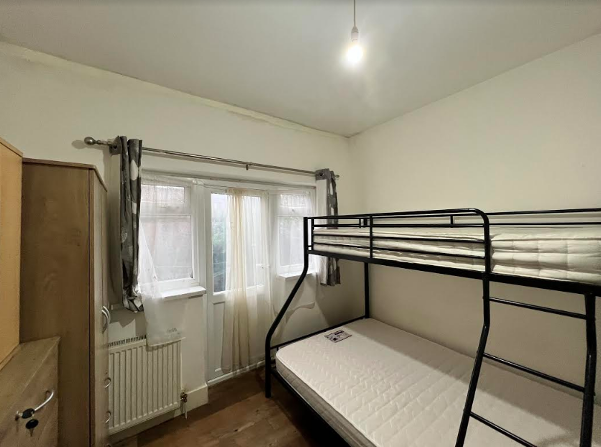 1 bed flat in IG1 Photo-2