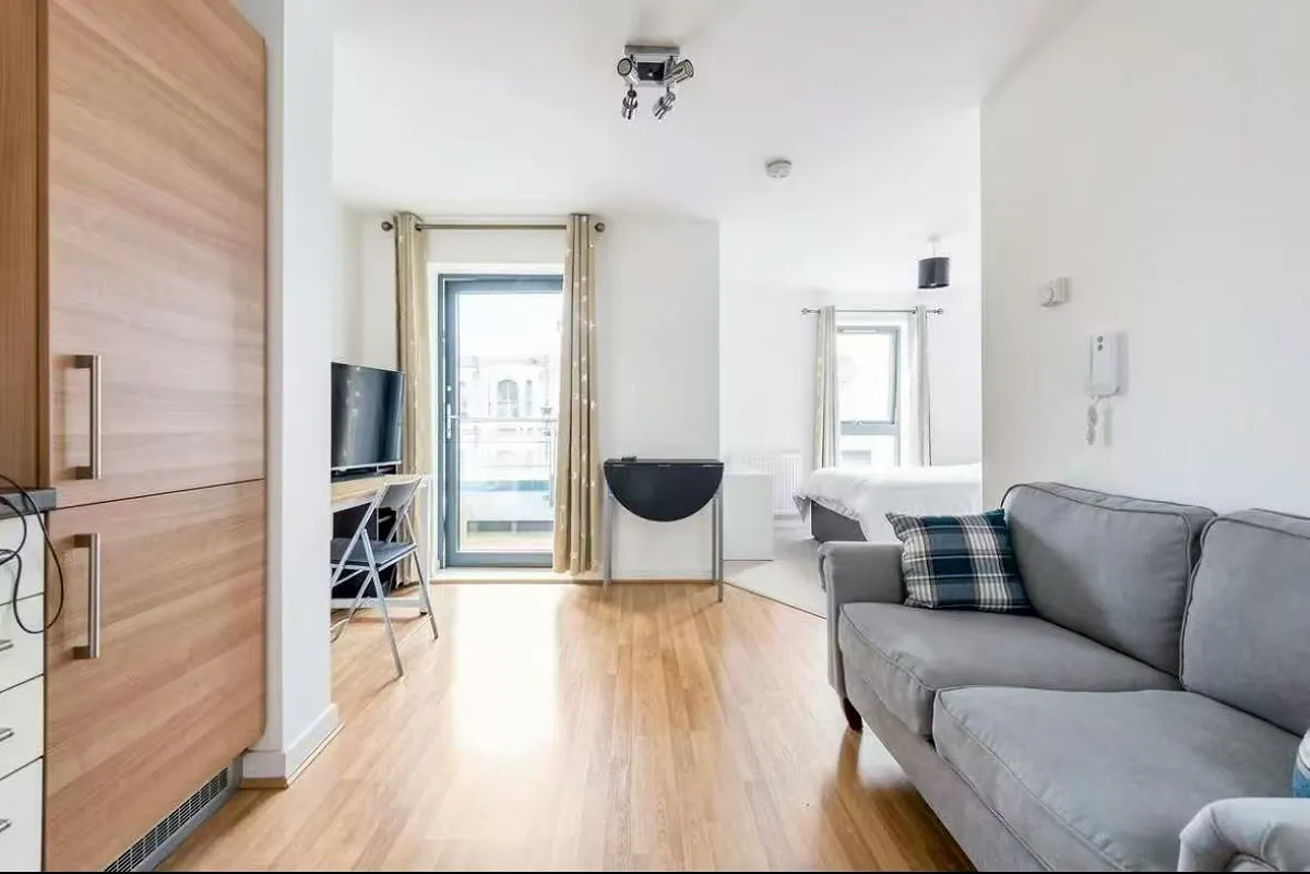 Studio flat in E3 Photo-2