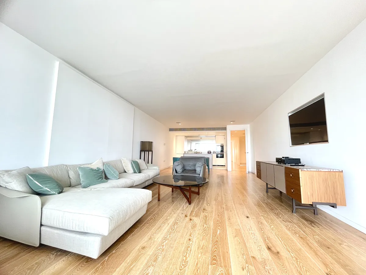 3 bed flat in SW11 Photo-2
