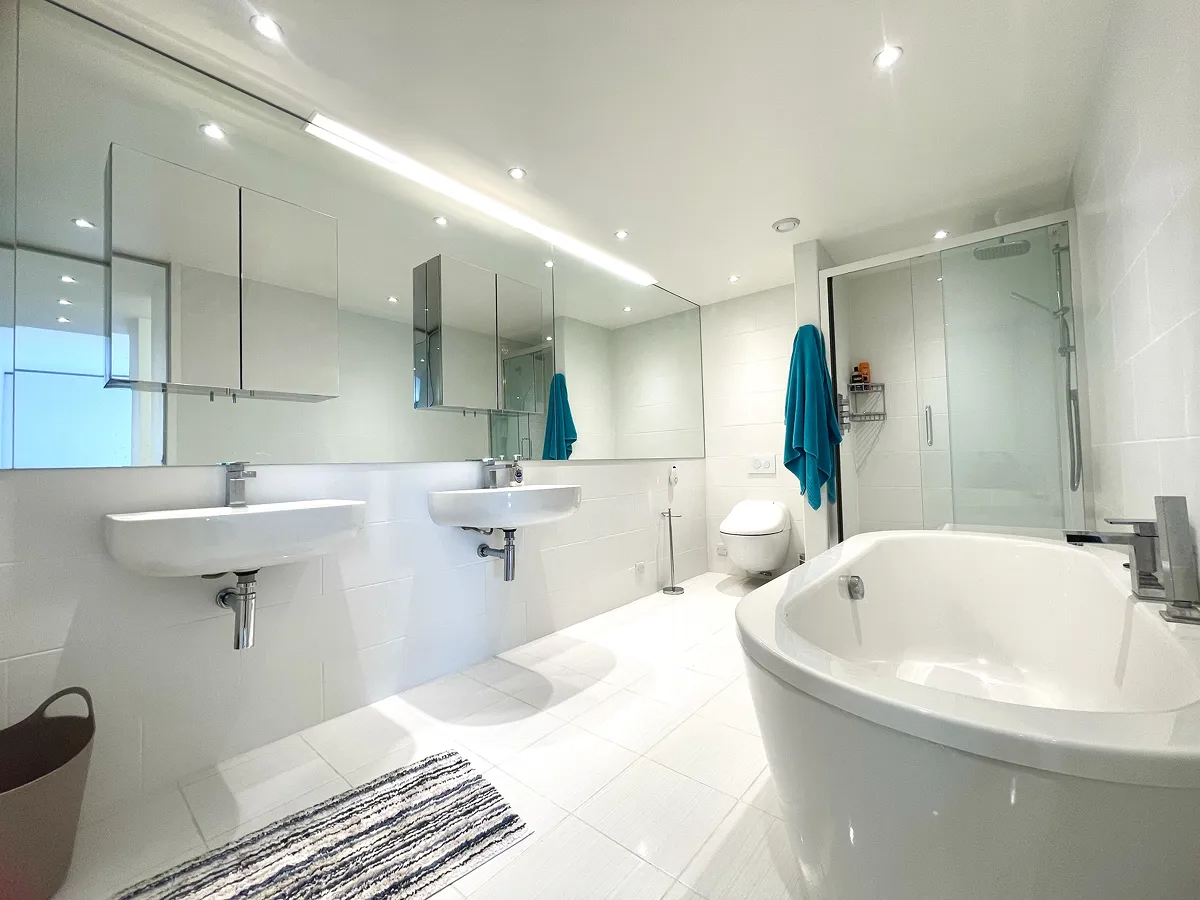 3 bed flat in SW11 Photo-17
