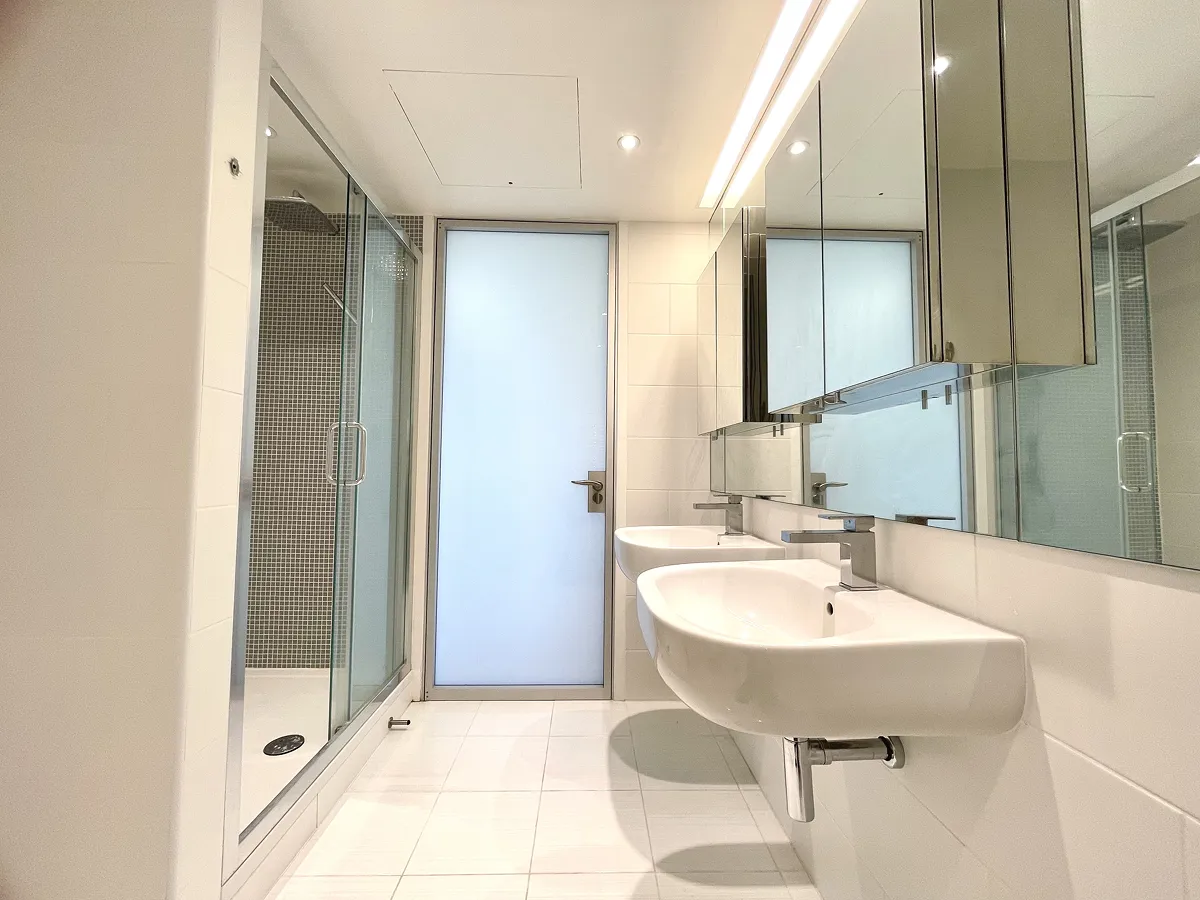 3 bed flat in SW11 Photo-18