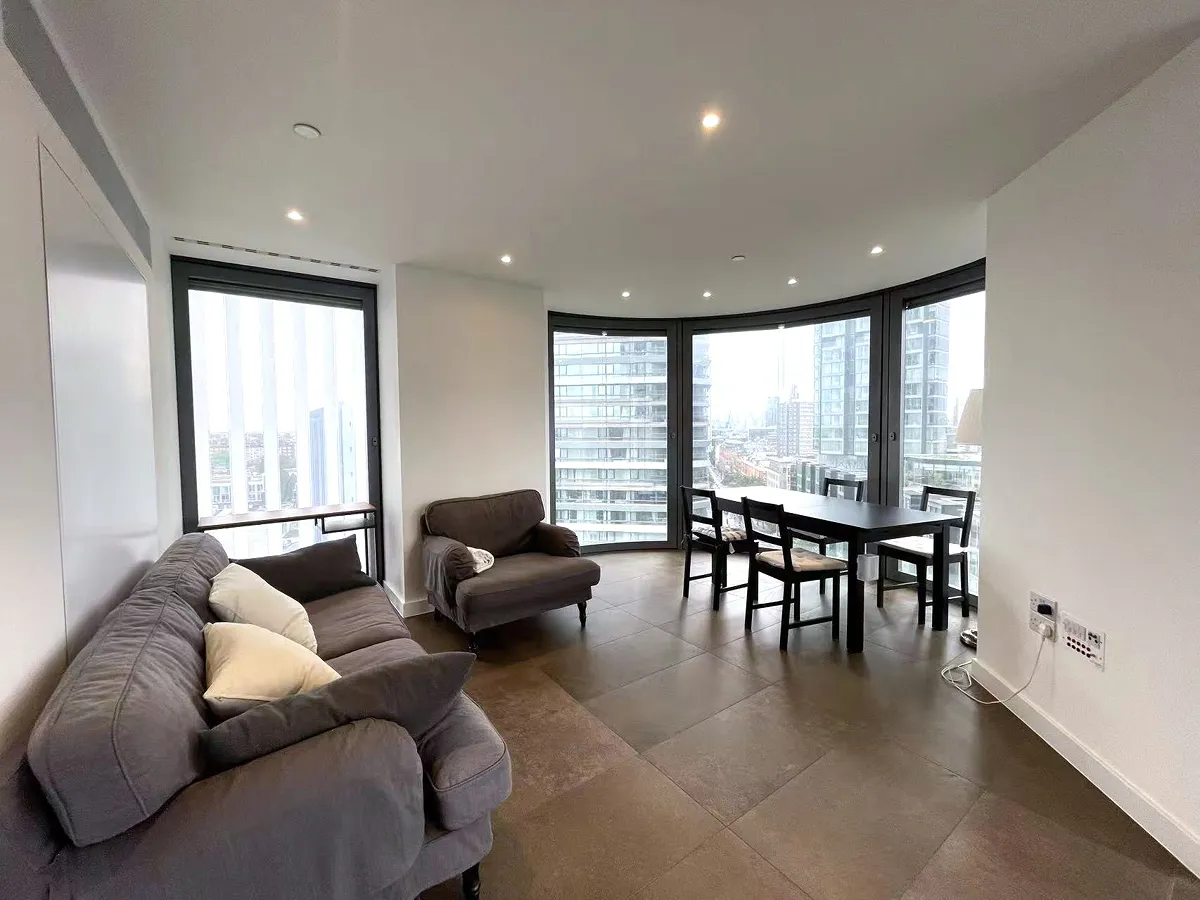 2 bed flat in EC1V Photo-1