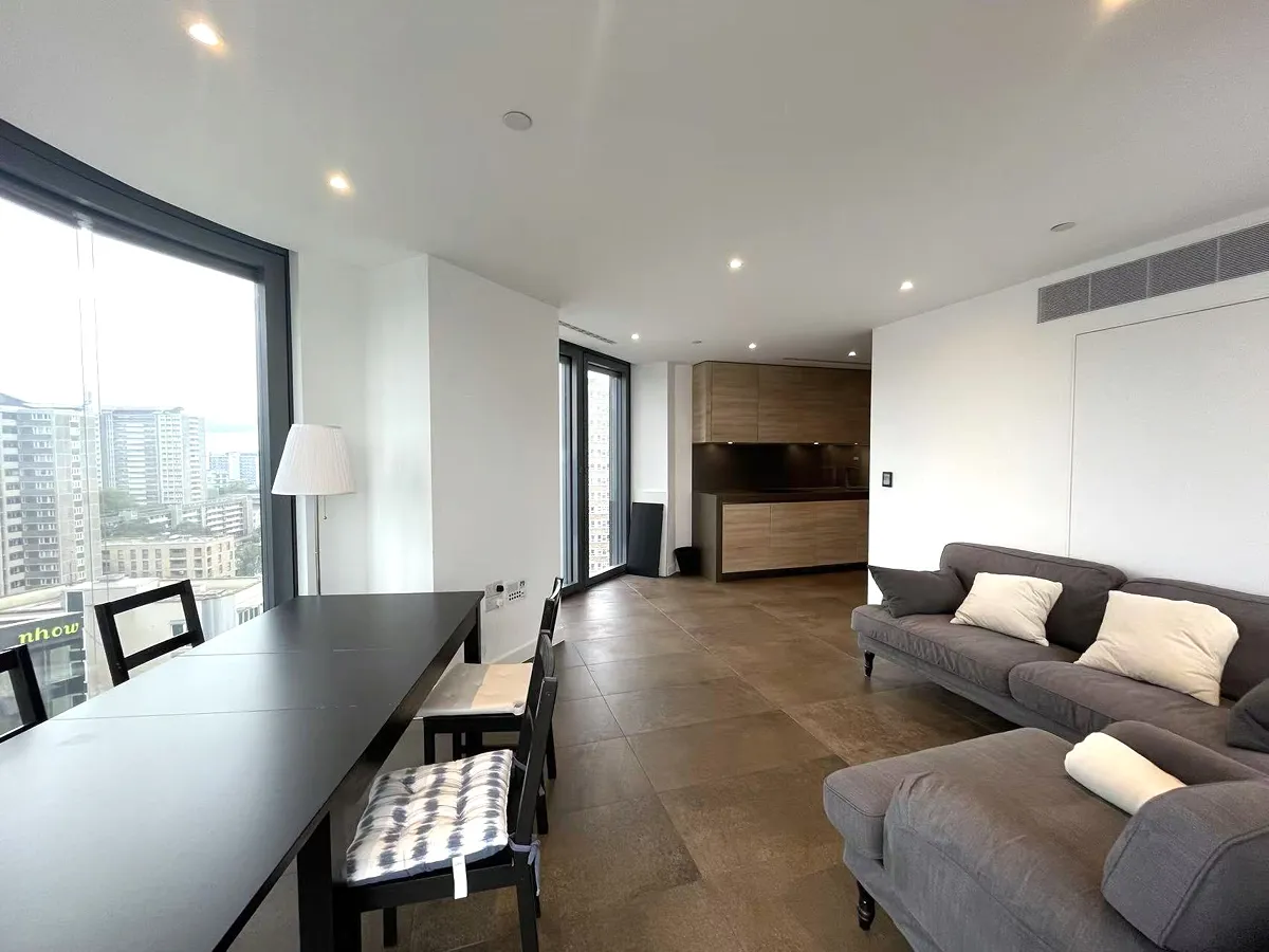 2 bed flat in EC1V Photo-2