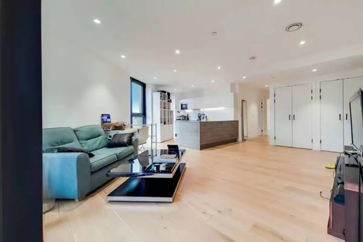 2 bed flat in E8 Photo-2