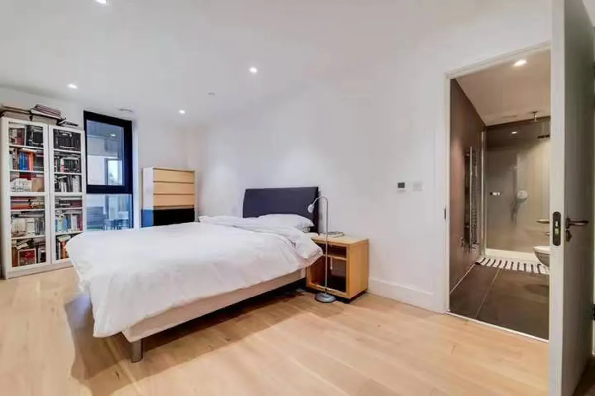 2 bed flat in E8 Photo-9
