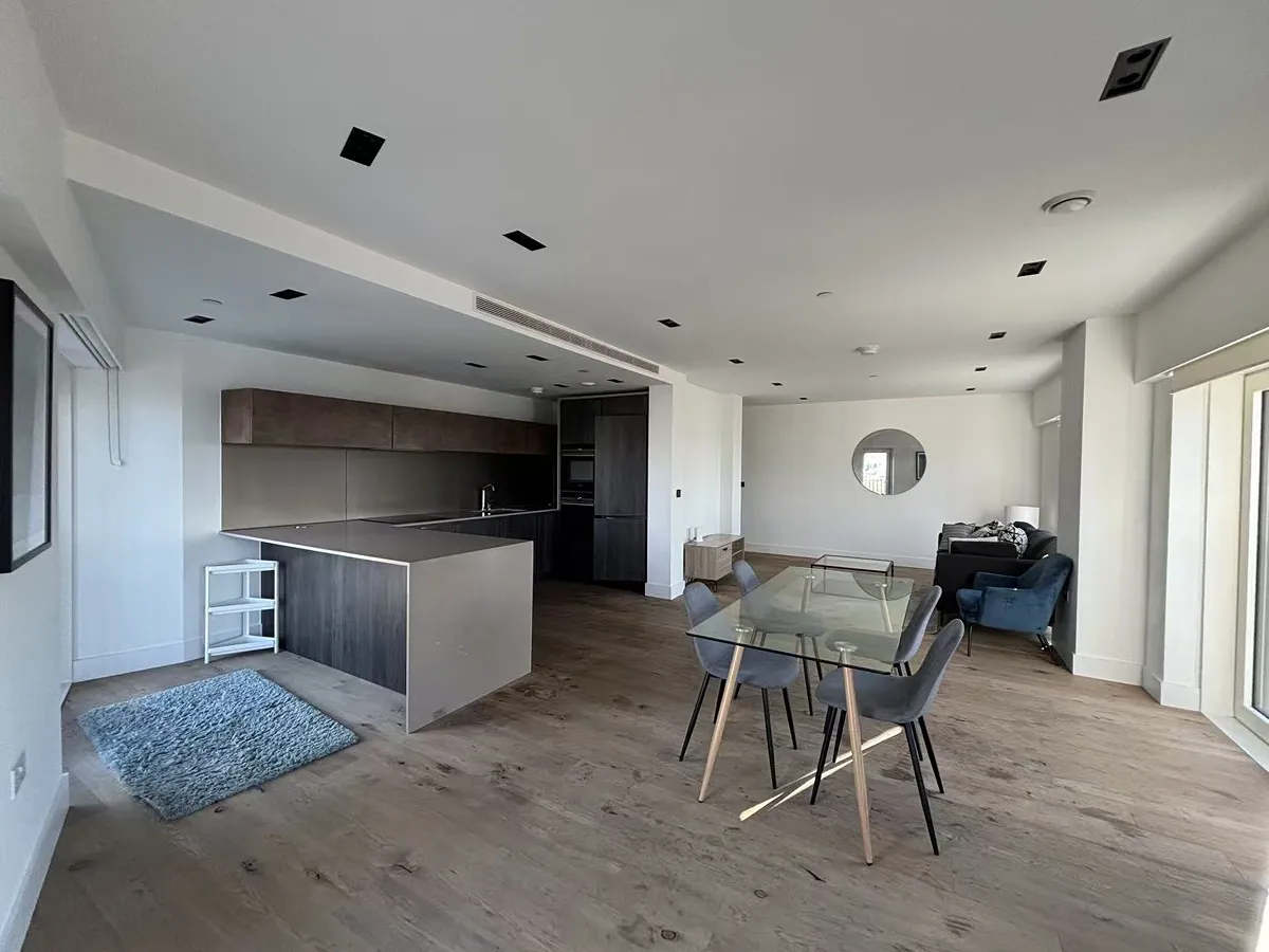 3 bed flat in SW8 Photo-2