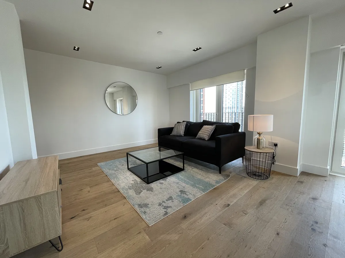 3 bed flat in SW8 Photo-3