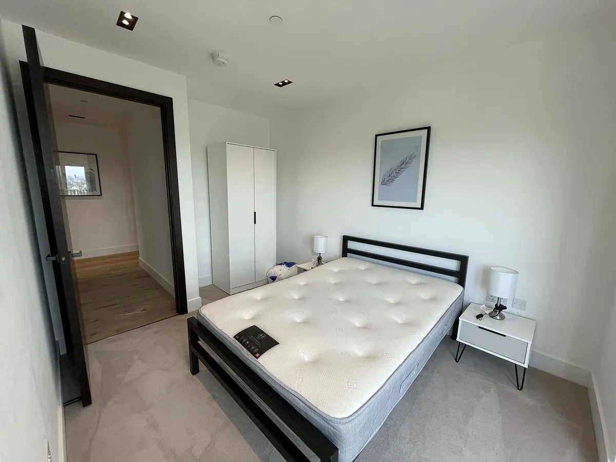 3 bed flat in SW8 Photo-9