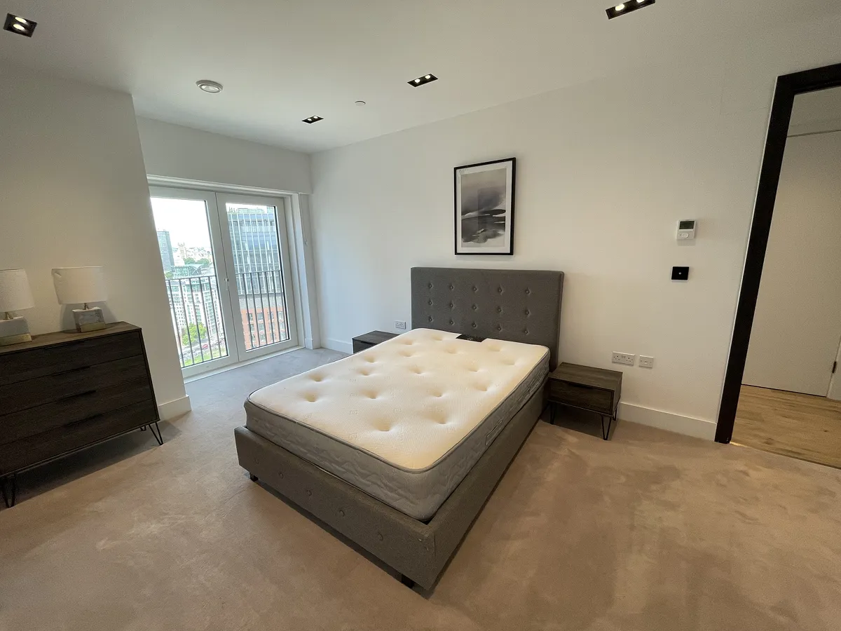 3 bed flat in SW8 Photo-10