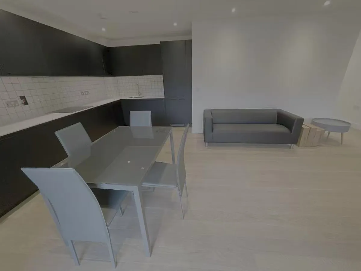 2 bed flat in E14 Photo-1