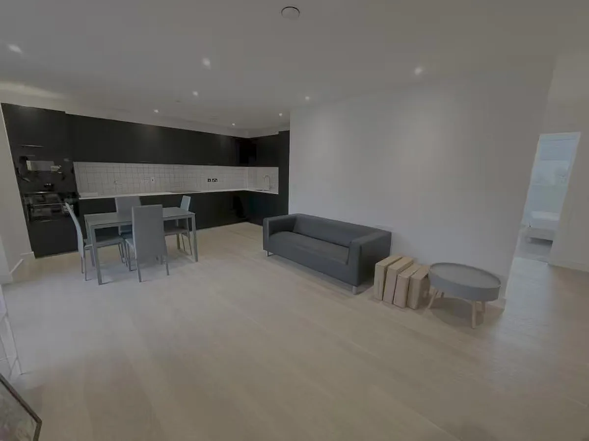 2 bed flat in E14 Photo-2