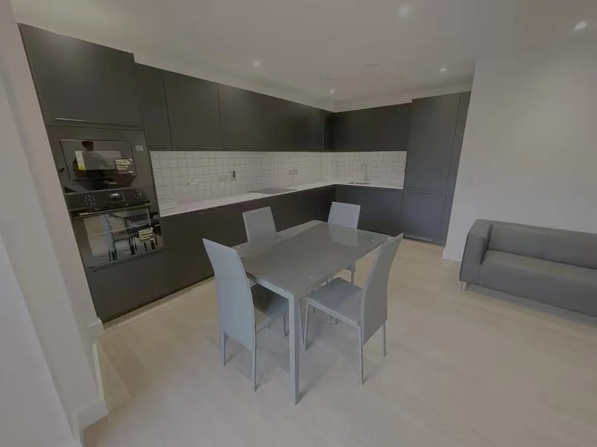 2 bed flat in E14 Photo-3