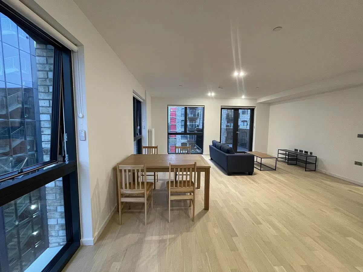 2 bed flat in TW8 Photo-2
