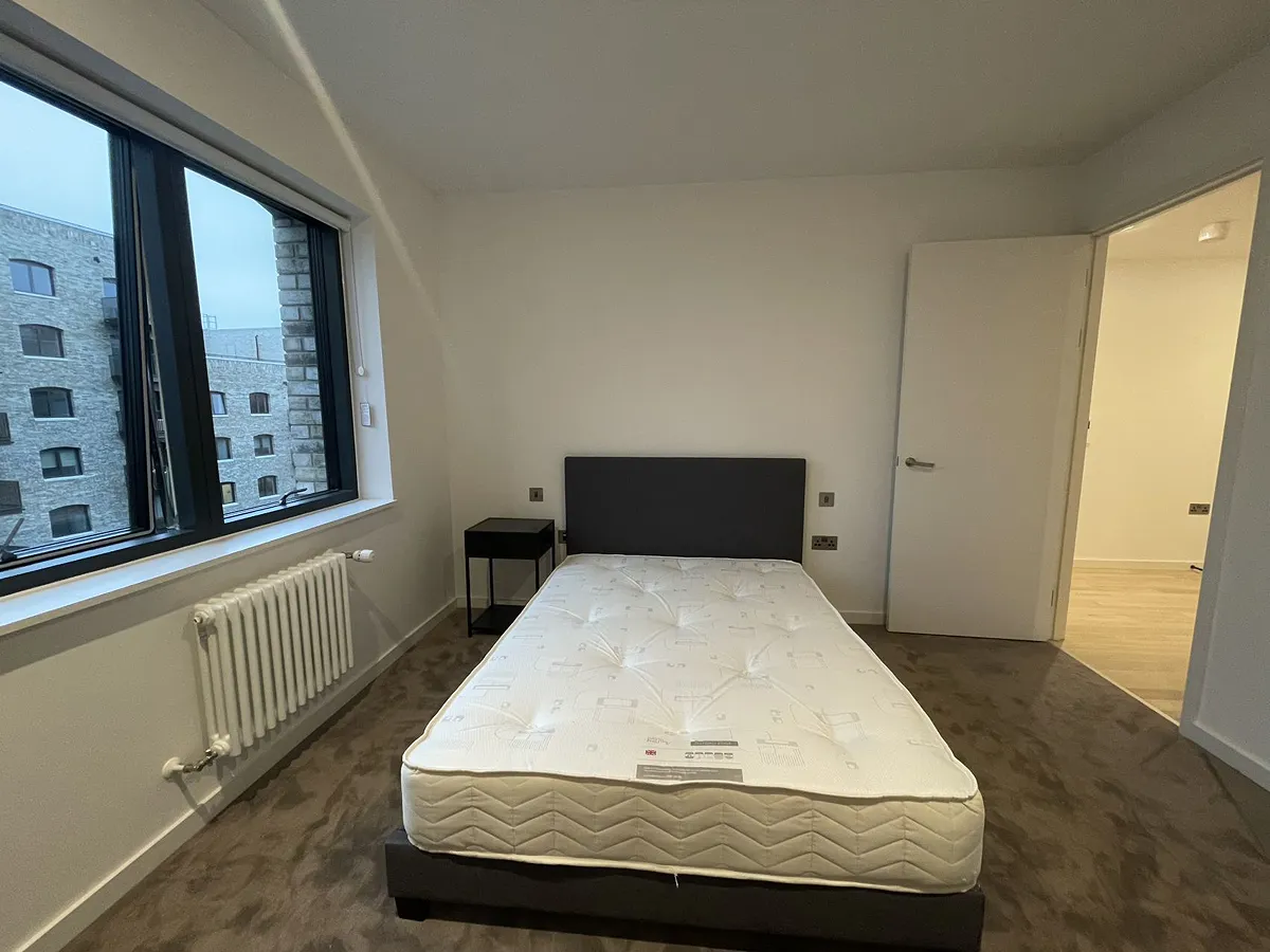 2 bed flat in TW8 Photo-9