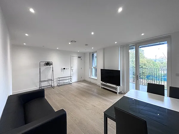2 bed flat, Wayfare House North, 9 Escapade Place, London E14 0WJ