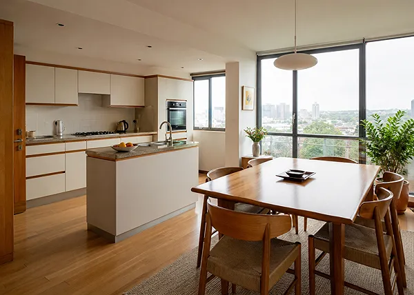 モダン(Modern)建築様式住宅のキッチンダイニング