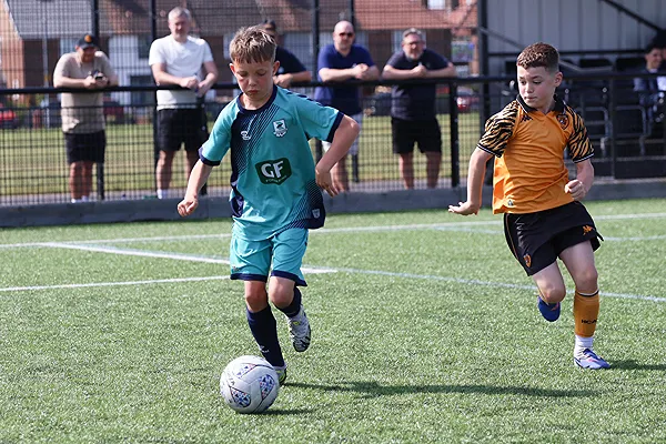 サッカーユニフォームで試合をする少年