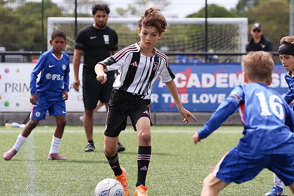 サッカーボールを蹴る少年