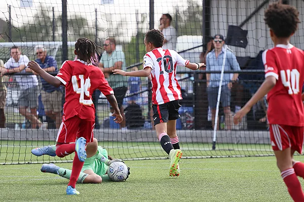 イギリスでサッカーの試合に参加する少年たち